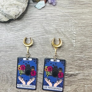 Boucles d'oreilles plug pendantes dorées ou argentées The Photographer Tarot Card Tunnels Hider Plugs selles Oreille étirée 2 g (6 mm) - 1 po. (25 mm)