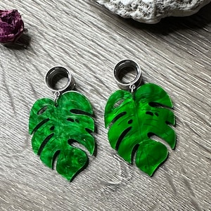 Dangle Gauges Plug Earrings Silver or Gold Shiny Resin Monstera Tunnels Hider Plugs Stretched Ear Jewelry 2g (6mm) - 1’’ (25mm)
