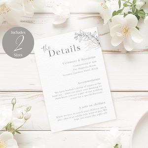 Könnte beinhalten: Eine weiße Hochzeitskarte mit Blumenmuster. Die Karte enthält Informationen über die Zeremonie und den Empfang, die Unterkunft und einen Hinweis zu Kindern. Der Text lautet: "The Details", "Zeremonie & Empfang", "Beginn um 16:00 Uhr", "The Magnolia Room", "Serenity Gardens Hotel, Perth", "Unterkunft", "Wir haben eine Gruppe von Zimmern im örtlichen Hotel gebucht. Wenn Sie Ihre Buchung vornehmen, lassen Sie sie wissen, dass Sie Teil unserer Hochzeit sind, um einen Sonderrabatt zu erhalten.", "Ein Hinweis zu Kindern", "Wir lieben es zwar, Ihren Kindern beim Rennen und Spielen zuzusehen, aber dies ist ein Tag nur für Erwachsene. Wir hoffen, dass Sie die Nacht genießen!"