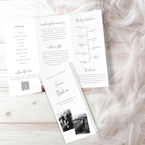 Può includere: Un programma di cerimonia di matrimonio con un design in bianco e nero. Il programma include l'ordine della cerimonia, una sequenza temporale degli eventi della giornata e un messaggio di ringraziamento. Il programma include anche un codice QR per catturare l'amore.