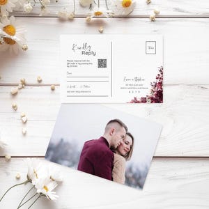 Cartolina con codice QR RSVP per matrimonio floreale bordeaux DOWNLOAD IMMEDIATO modello modificabile carta di risposta gentile 6" x 4" MD003