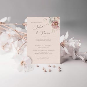 Tarjeta de invitación de boda neutra. DESCARGA INSTANTÁNEA. Plantilla editable. Invitación de boda floral rosa y blanca. 12,7 x 18,8 cm. MD010