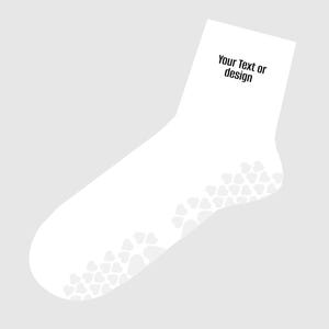 Könnte beinhalten: Weißer Socken mit herzförmigem Muster auf der Sohle und dem Text "Your Text or design" auf der Oberseite. Der Socken ist vor einem hellgrauen Hintergrund abgewinkelt.