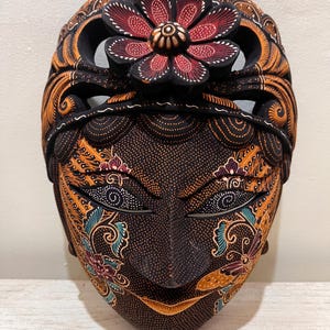 Máscara floral de batik balinés hecha a mano, decoración de pared tallada en madera, regalos de cumpleaños, regalos de Navidad