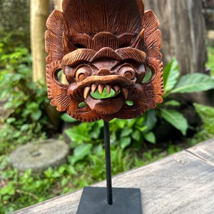 Balinesische Beschützer Maske aus Holz mit beigem Stand und handbemaltem, balinesischem Anhänger