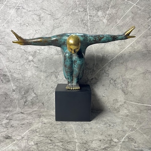 Moment of Focus – Bronze Abstract Figure | Handcrafted Patina Art on Pedestal