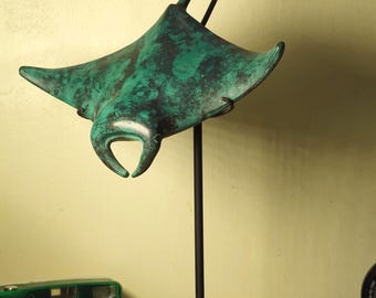 Estatua de manta raya de bronce hecha a mano (36 cm) - Pátina verde, base de hierro, regalos de cumpleaños, regalos de Navidad, regalos de bronce