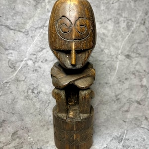 Figura Ancestral de Timor – Estátua Tribal de Madeira Esculpida à Mão