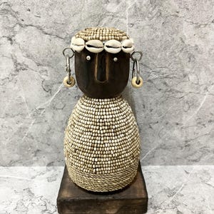 Figura tribal de madeira de Timor com contas de conchas do mar – decoração étnica artesanal, decoração para casa, decoração para vila, presente de aniversário, decoração de estátua de madeira.
