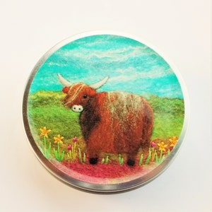 Highland Cow Dose, kleine runde Notions Box mit Scottish Coo Design, gedruckt auf Vinyl.