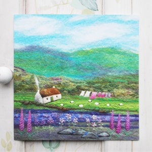 Journée de séchage chez The Bothy Carte de voeux imprimée avec un motif cottage, mouton et fil à linge. Vierge, carrée, enveloppe incluse.