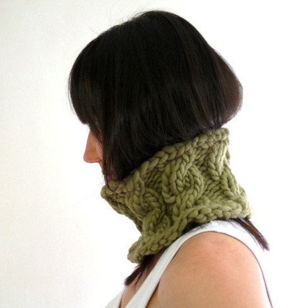 Black Friday/Cyber Monday Free Shipping: Chunky Knit Cowl in Green Pure Merino