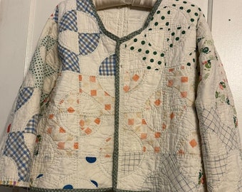 Chaqueta, hasta la cintura, reutilizada a partir de una colcha con pajarita vintage de los años 30.