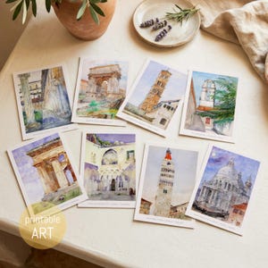 Puede incluir: Una colección de ocho láminas de arte rectangulares en acuarela que muestran monumentos arquitectónicos de Italia. Cada lámina presenta ilustraciones detalladas de edificios históricos, arcos y torres en tonos suaves y apagados con etiquetas de texto.