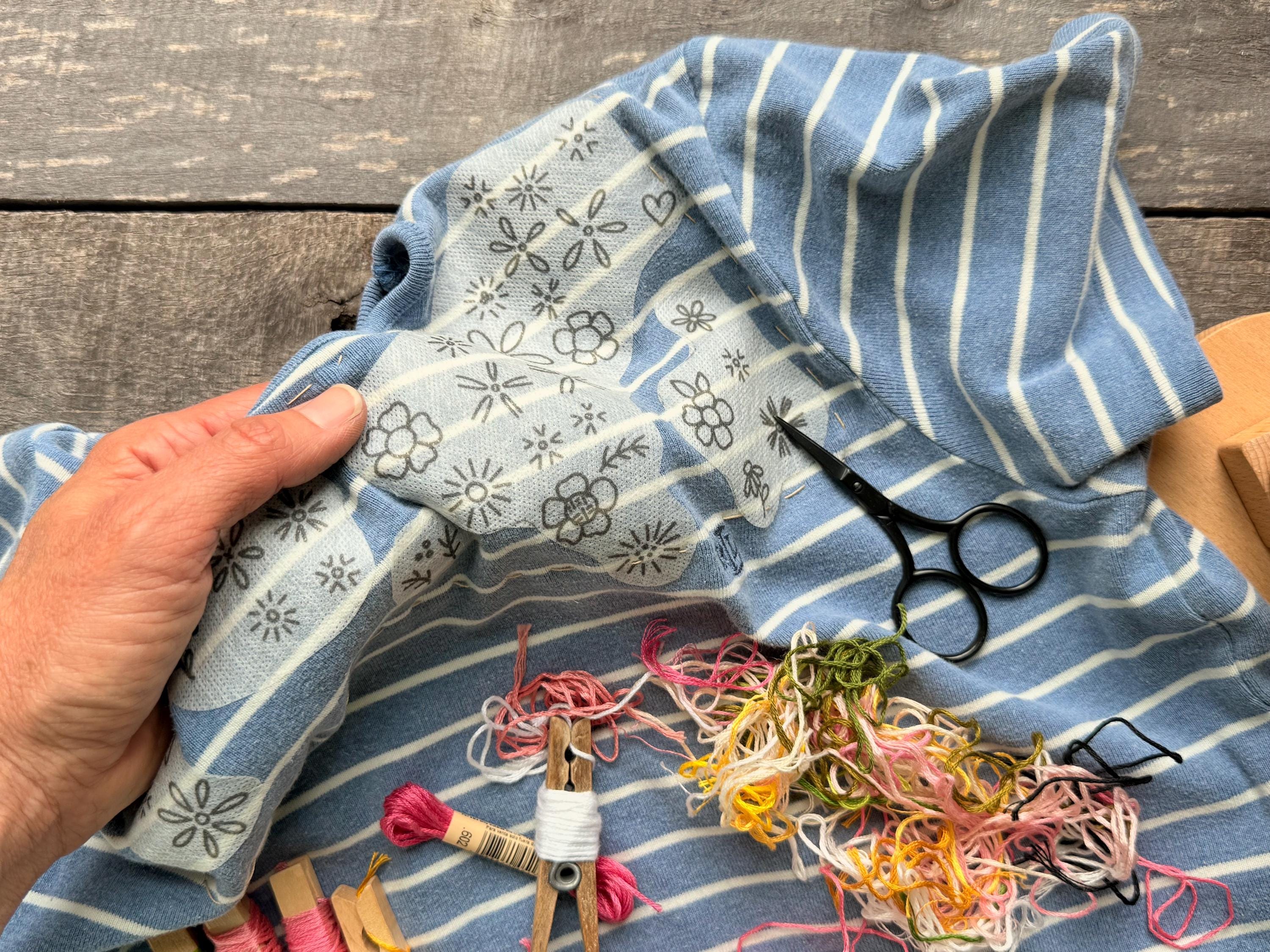 印刷可能な刺繍デザイン：スケッチ風の花柄 - 手刺繍で衣服を