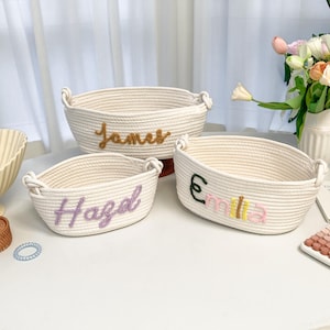 Personalisierter handgemachter Korb, individuelles Babygeschenk, Babypartygeschenk, Baumwollseilkorb, Babykorb, Spielzeugkorb mit Stickereiname
