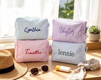 Neceser de tela seersucker con monograma, neceser de maquillaje personalizado para damas de honor, regalo personalizado para damas de honor, neceser de viaje con nombre, regalos para equipos, bolso para hermandades