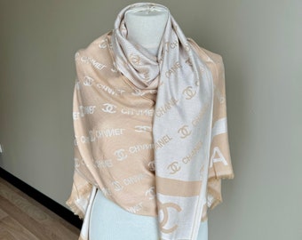 foulard en soie monogramme Chanel vintage, silencieux en soie Chanel, écharpe beige vintage, écharpe foulard Chanel, cadeau écharpe femme pour elle !