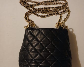 Bolsa transversal/de ombro vintage acolchoada em couro preto da Lord & Taylor.