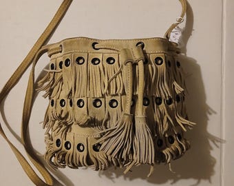 Zara スエード フリンジ クロスボディバッグ。