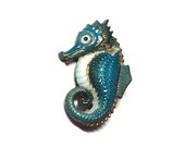 Vintage Toshikane Arita left facing seahorse button