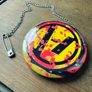 trees drum |-/ twenty one pilots | 2.25&quot; Button | Pin or Magnet