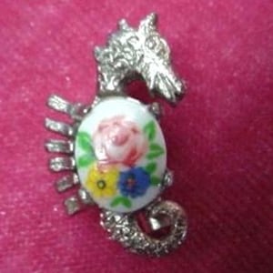 Pin de caballito de mar vintage - Plateado con cabujón vintage 1 pequeño y DULCE pin disperso - elección de color cabujón - Junto a la orilla del mar