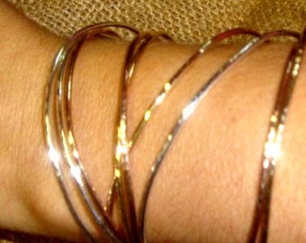 Conjunto de 3 pulseiras entrelaçadas marteladas - Minimalista - Ouro rosa, ouro amarelo e prata de lei 925 - Feitas sob encomenda