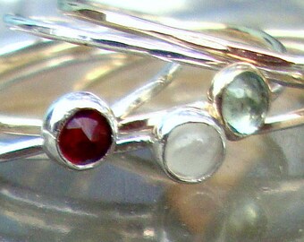Anillo de piedra de nacimiento de oro macizo amarillo, rosa o blanco de 14 k, bisel de 3 mm engastado con piedras preciosas individuales y delicadas. Hecho a medida en EE. UU. por mí.
