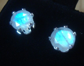 Brincos de Pedra da Lua Arco-Íris, Azul Incrível, 7 mm, 3,7 ct, com garras, fecho de pino simples - pedra natural, reciclada e ecológica, pedra do mês de junho.