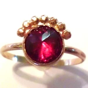 Röd rubinring - miljövänlig labradorubin korund - KLAR ATT POSTAS inom 1 till 3 dagar - Storlek 5,25 eller 8,75 - 14k gult guld fyllning -