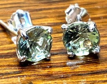 Brincos de prata de lei 925 maciça, com 6 mm de diâmetro, em um elegante tom ametista verde prasiolita. Uma verdadeira joia!