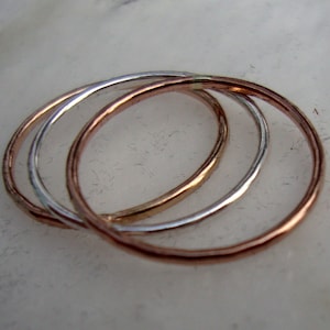 Anel de Ouro - Uma pequena aliança simples de ouro branco, amarelo ou rosa 10k, ecologicamente correta - Casamento, amizade, espaçador, empilhador - tamanhos maiores