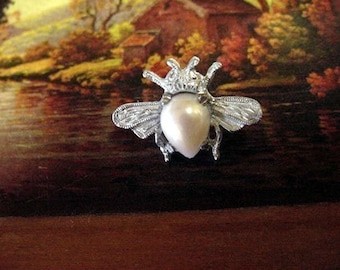 Little Bee scatter pin - Vintage - Wedding Bridal bridesmaids, traditional symbol of fertility, power, wisdom, purpose, energy, Life & Earth