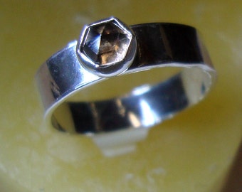 Anel de Quartzo Fumê em prata de lei ecológica, aro 4x1 ou 5x1 (largura mínima) e pedra de 4-5 mm - Bem-estar e Aterramento - Feito sob medida no seu tamanho.