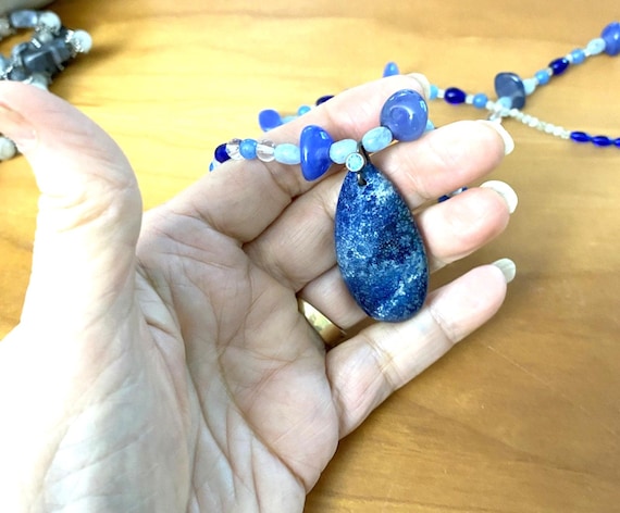 ブルーのデザイナーネックレスビーズ - 22インチプラス2インチの化石