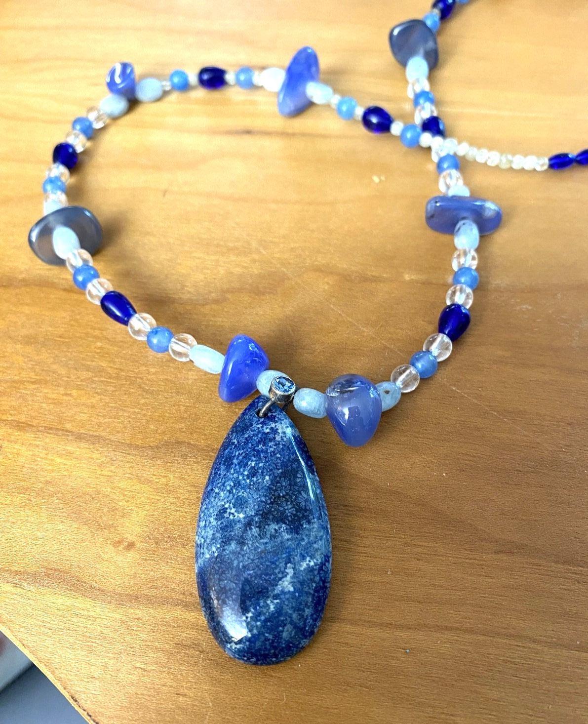 ブルーのデザイナーネックレスビーズ - 22インチプラス2インチの化石