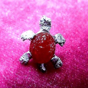 Pin de tortuga pequeña: paciencia, resistencia, protección, lenta y constante, aleación de plata vintage y elección de piedra, LISTO PARA ENVIAR