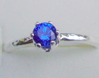 Anel com safira azul de 4 mm, cultivada em laboratório ou natural, em prata de lei 925 maciça feita com material reciclado - Feito sob medida no seu tamanho - escolha a sua pedra.