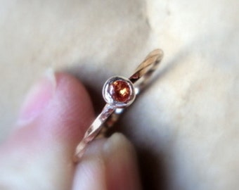 Anel de Safira - prata de lei reciclada e ouro 14k preenchido - Safira Padparadscha laranja VVS de 0,15 ct. Feito sob medida no seu tamanho.