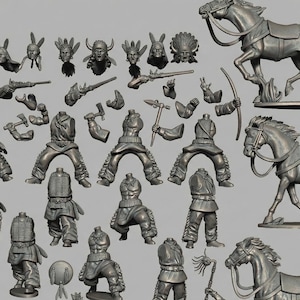 Op de afbeelding: Een verzameling onbeschilderde miniatuurfiguren en paarden. De figuren bevatten verschillende lichaamsdelen, hoofden met hoofdtooien en wapens. De paarden zijn in beweging. De figuren en paarden zijn gemaakt van grijs materiaal.