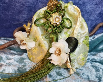 Etui voor sieraden. Kleine handgemaakte portemonnee. Versierd met bloemen, glaskralen, pompon en bedels. Groen, wit en goud. Cadeau idee.