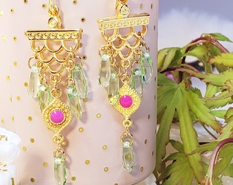 Boucles d'oreilles dorées à l'or fin Bollywood. Bijou grigri de la féminité. Rose, or et vert. Glamour. Coloré. Exotique. Pièce rare.