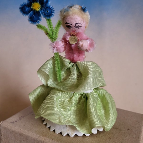 Einzigartige 1950 's handgefertigte Blumenmädchen-Vergissmeinnicht-Blume  Jahren mit Originalkarton