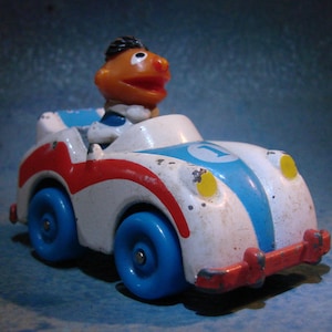 Vintage Sesamstraße Ernie mit Die-Cast Rennauto