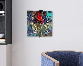 Op de afbeelding: Abstract schilderij met een kleurenschema van rood, goud en blauw. Het schilderij heeft een textuur en lijkt gemaakt te zijn met gemengde media.