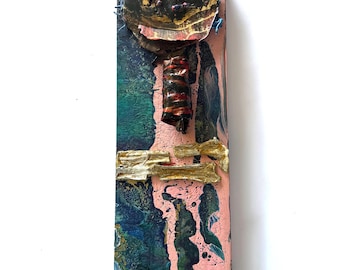 Op de afbeelding: Abstracte mixed media kunstwerk op een rechthoekig canvas. Het stuk toont een combinatie van roze, blauwe en groene tinten met textuurelementen. Goudblad accenten en een donkere, cirkelvormige vorm geven de compositie diepte en visuele interesse.