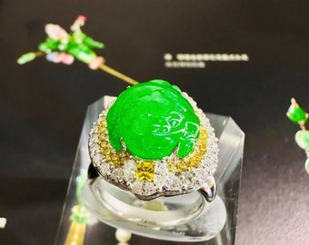 A Highly Rare and Important "Imperial Green" Jadeite Jade Golden Toad Ring