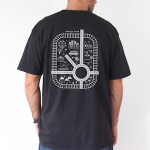Gepersonaliseerde papa-autobaanshirt, playmat-T-shirt voor mannen, auto's op papa's rug, aangepast racebaan-T-shirt, cadeau van kinderen