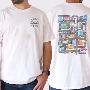 Funny Kid Play Cars on Dad's Back T-shirt, dubbelzijdig T-shirt racebaanspeelkleed, shirt interactieve wegenkaart, vaderdagcadeau van kinderen